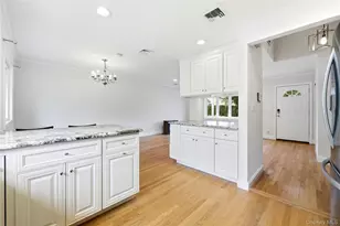 14 Oak Dr, Plainview, NY 11803 - Photo 15