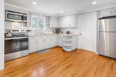 211 Longneck Boulevard, Riverhead, NY 11901 - Photo 5