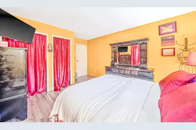 21 Cherokee Drive, Bay Shore, NY 11706 - Photo 13