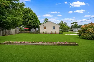 21 Cherokee Dr, Bay Shore, NY 11706 - Photo 35