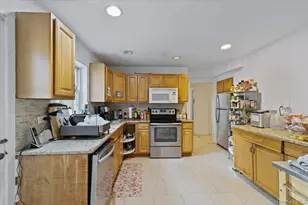 25 Bentley Rd, Great Neck, NY 11023 - Photo 9