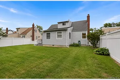 14 Po Lane, Hicksville, NY 11801 - Photo 33
