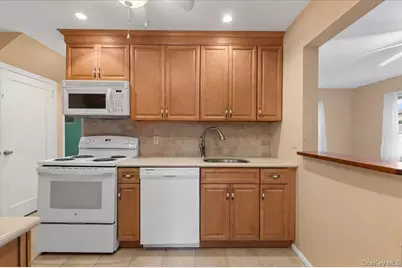 14 Po Lane, Hicksville, NY 11801 - Photo 11