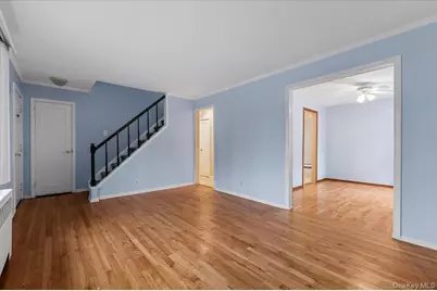 14 Po Lane, Hicksville, NY 11801 - Photo 5