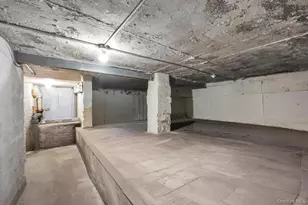 61-44 Eliot Ave, Middle Village, NY 11379 - Photo 37