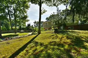 16 Edgar Dr, Smithtown, NY 11787 - Photo 3
