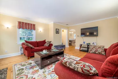 146 Beverly Avenue, Floral Park, NY 11001 - Photo 7