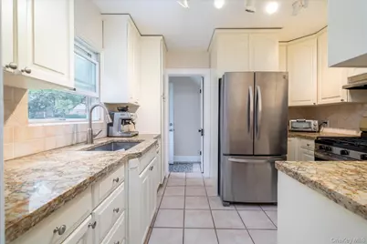 146 Beverly Avenue, Floral Park, NY 11001 - Photo 11