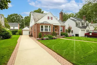 146 Beverly Avenue, Floral Park, NY 11001 - Photo 3