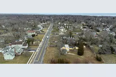 362 Middle Road, Bayport, NY 11705 - Photo 17