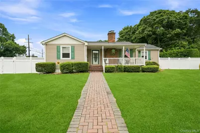 494 N Putnam Avenue, Lindenhurst, NY 11757 - Photo 1