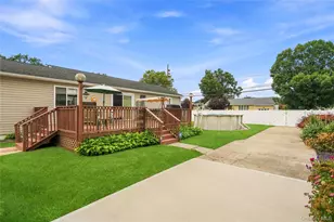 494 N Putnam Ave, Lindenhurst, NY 11757 - Photo 17