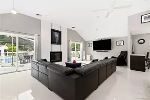 31 Deer Run, East Islip, NY 11730 - Photo 19