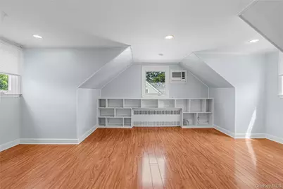195 N Wisconsin Avenue, Massapequa, NY 11758 - Photo 5