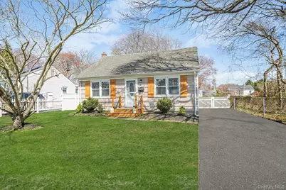 35 Thorburn Avenue, Patchogue, NY 11772 - Photo 5