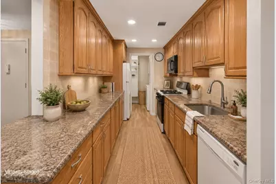 278 Brettonwoods Drive #278, Coram, NY 11727 - Photo 7