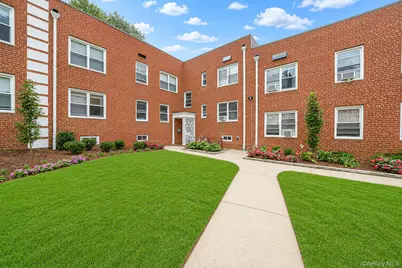 4 Edwards St #1E, Roslyn Heights, NY 11577 - Photo 1