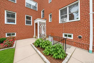 4 Edwards St #1E, Roslyn Heights, NY 11577 - Photo 3