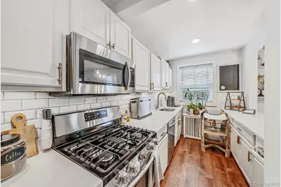 4 Edwards St #1E, Roslyn Heights, NY 11577 - Photo 11