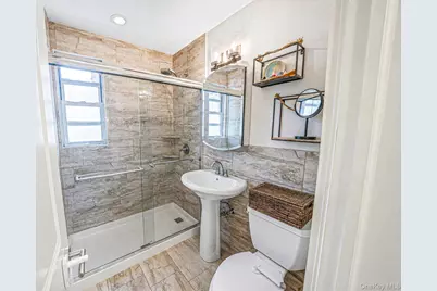 4 Edwards St #1E, Roslyn Heights, NY 11577 - Photo 15