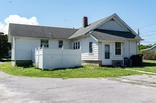 1405 Bay Ave, Mattituck, NY 11952 - Photo 3