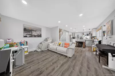 26 Van Nostrand Court, Little Neck, NY 11362 - Photo 5