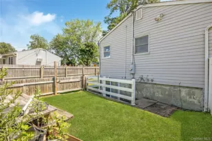 2401 Wave Ave, Medford, NY 11763 - Photo 25
