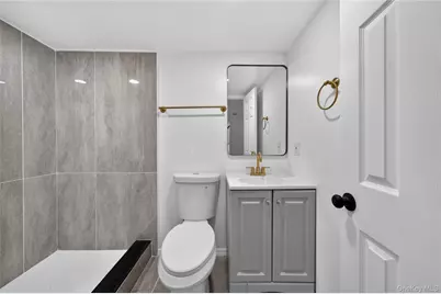 28 Roslyn Avenue, Selden, NY 11784 - Photo 19