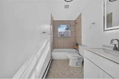 28 Roslyn Avenue, Selden, NY 11784 - Photo 17