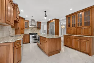 40 Bristol Dr, Manhasset, NY 11030 - Photo 9