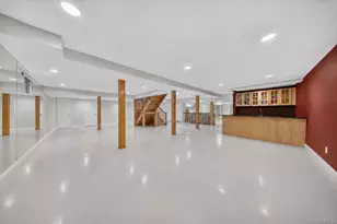 40 Bristol Dr, Manhasset, NY 11030 - Photo 19