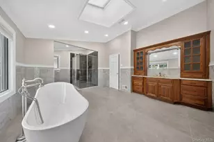 40 Bristol Dr, Manhasset, NY 11030 - Photo 13