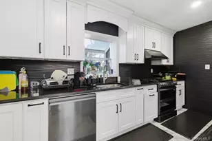 47 Sperry Ct, New Hyde Park, NY 11040 - Photo 9