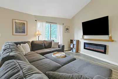 195 Treetop Circle, Nanuet, NY 10954 - Photo 11