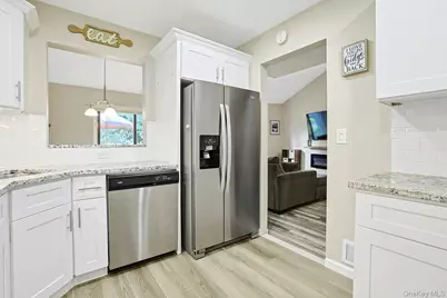 195 Treetop Circle, Nanuet, NY 10954 - Photo 3