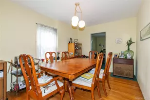 48 St Marks Pl, Roslyn Heights, NY 11577 - Photo 13