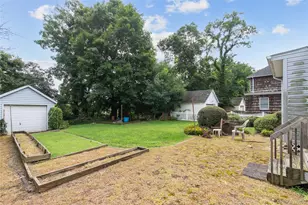48 St Marks Pl, Roslyn Heights, NY 11577 - Photo 5