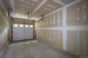 4003 Townhouse Dr, Coram, NY 11727 - Photo 9