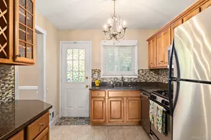 73 Town House Dr, Massapequa Park, NY 11762 - Photo 11