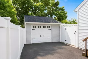 70 Mohawk Dr, North Babylon, NY 11703 - Photo 23