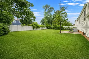42 Walton St, Brentwood, NY 11717 - Photo 5