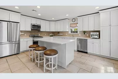 47 Syosset Circle, Syosset, NY 11791 - Photo 11
