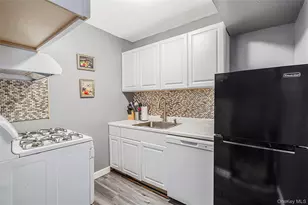 78 Artist Lake Dr, Middle Island, NY 11953 - Photo 9