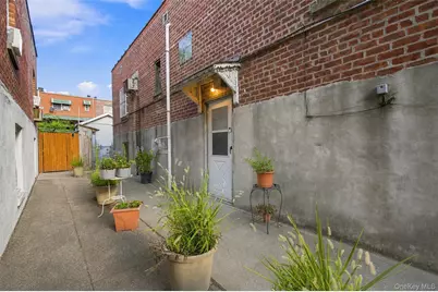2546 Laconia Avenue, Bronx, NY 10469 - Photo 33