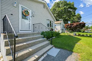 142 N 27th St, Wheatley Heights, NY 11798 - Photo 3