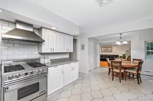 211 147th St, Whitestone, NY 11357 - Photo 17