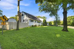 731 Muncey Rd, West Islip, NY 11795 - Photo 3