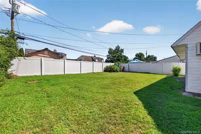 17 Berry Lane, Hicksville, NY 11801 - Photo 5