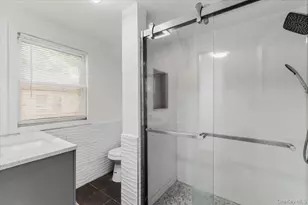 19 Gilchrest Rd, Great Neck, NY 11021 - Photo 13