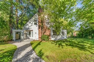 19 Gilchrest Rd, Great Neck, NY 11021 - Photo 5